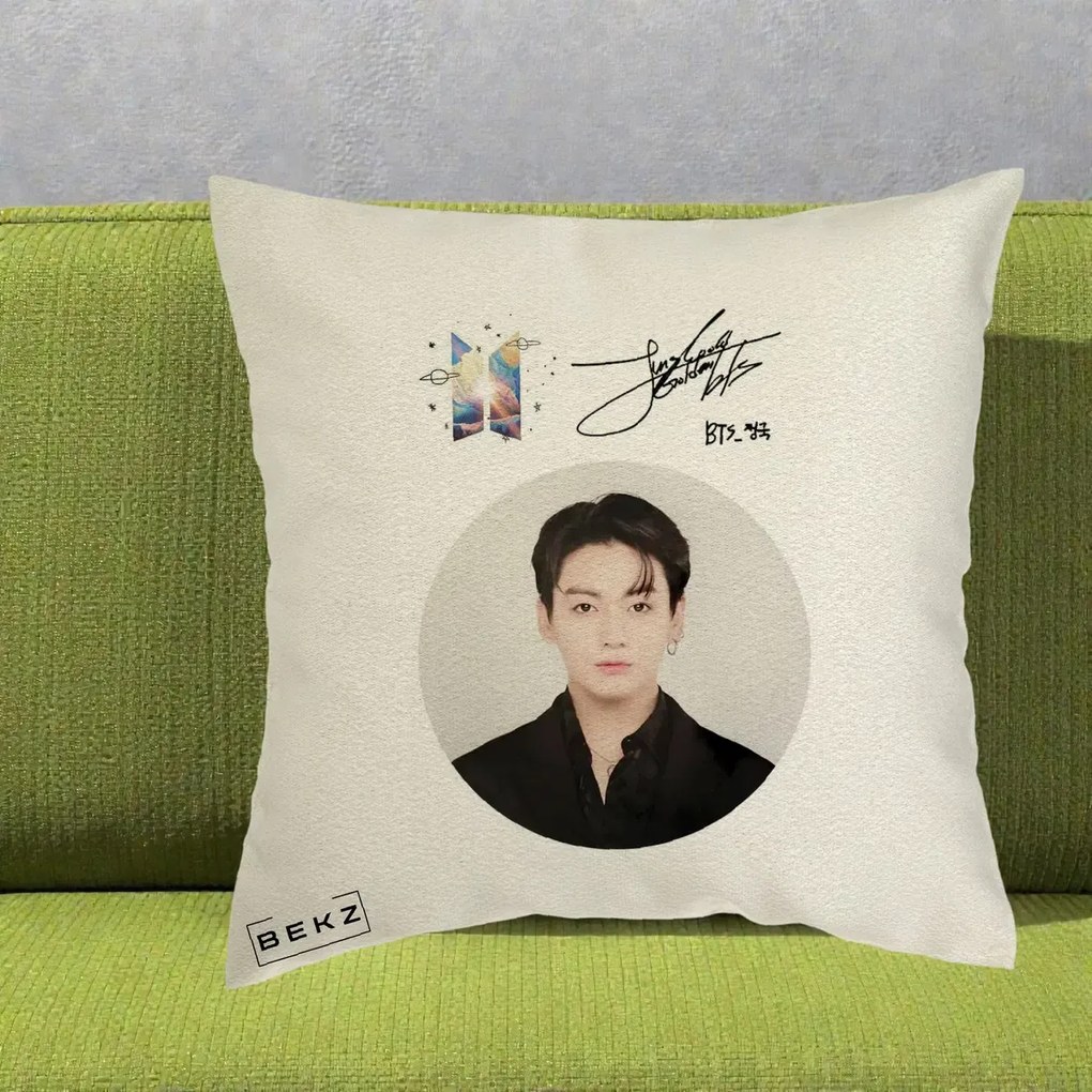 Perna Personalizata K-pop BTS Jungkook Portret cu Autograf, 40x40 cm, Ecru, Husa Detasabila, Perna Inclusa, BEKZ®