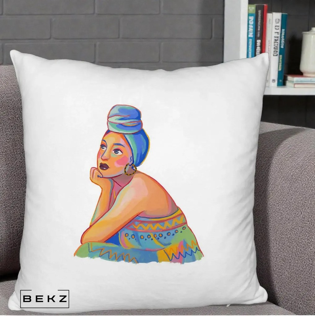Perna Decorativa Portret Femeie Contemplativa, 40x40 cm, Alb Pufos, Husa Detasabila, Perna Inclusa, BEKZ®