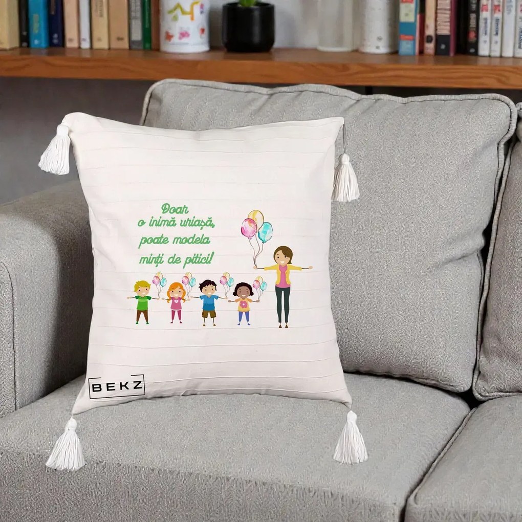 Cadou pentru Educatoare - Perna Personalizata Doar o Inima Uriasa poate Modela Minti de Pitici cu Educatoare si Baloane, 40x40 cm, Bej cu Franjuri, Husa Detasabila, Perna Inclusa, BEKZ®
