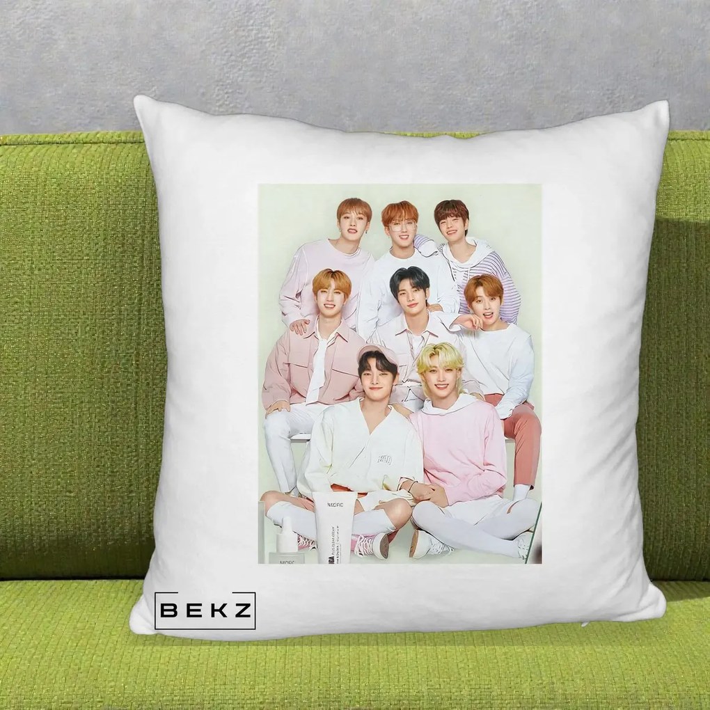 Perna Personalizata K-pop Stray Kids Foto Grup Pastel Roz-Alb cu 8 Membrii, 40x40 cm, Alb Pufos, Husa Detasabila, Perna Inclusa, BEKZ®