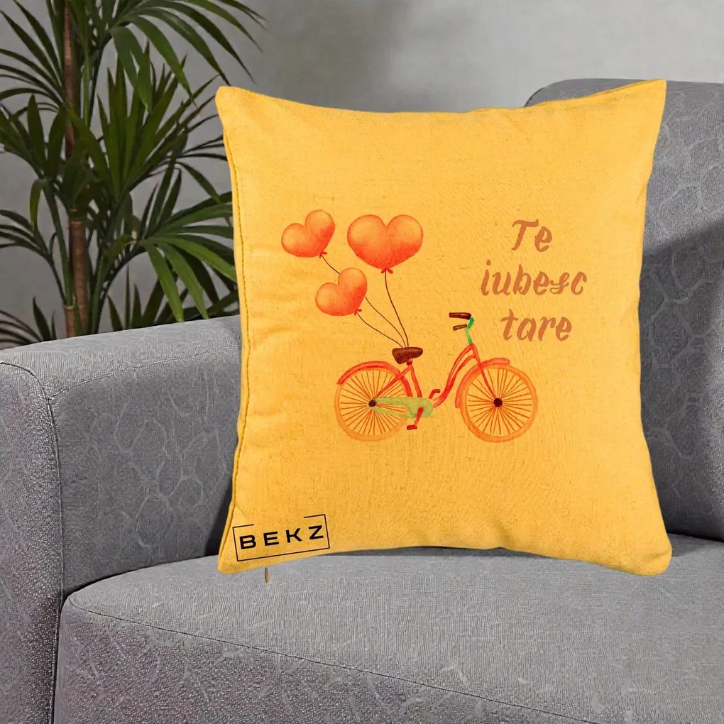 Perna Decorativa Te Iubesc Tare cu Bicicleta Roz si Baloane Inima, 40x40 cm, Galben, Husa Detasabila, Perna Inclusa, BEKZ®