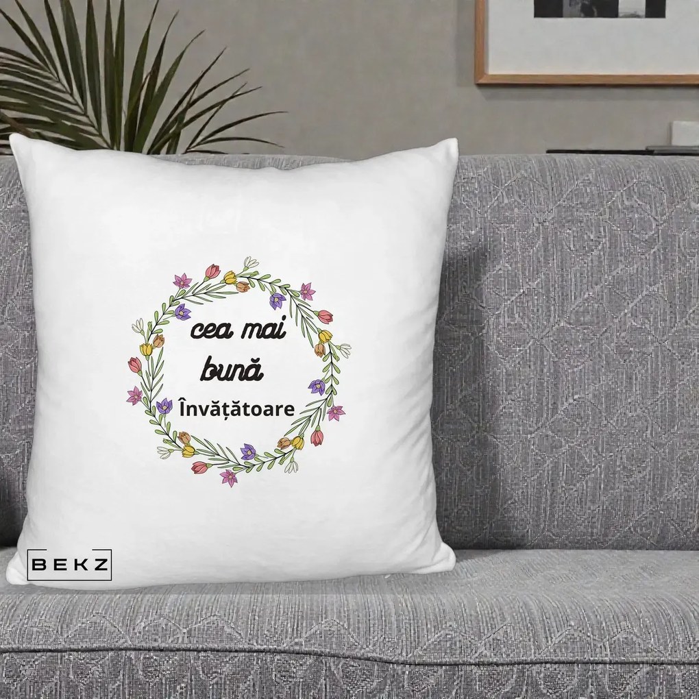 Cadou pentru Invatatoare - Perna Personalizata Cea mai Buna Invatatore cu Coronita Florala Colorata, 40x40 cm, Alb Pufos, Husa Detasabila, Perna Inclusa, BEKZ®