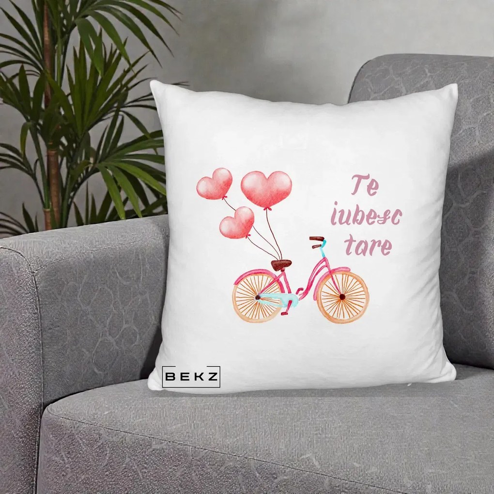 Perna Decorativa Te Iubesc Tare cu Bicicleta Roz si Baloane Inima, 40x40 cm, Alb Pufos, Husa Detasabila, Perna Inclusa, BEKZ®
