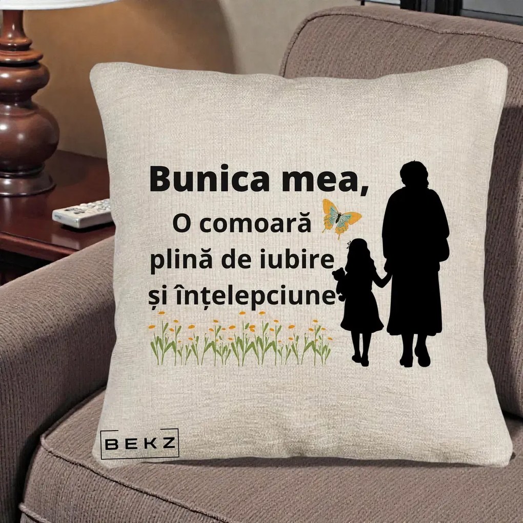 Cadou pentru Bunica - Perna Personalizata Bunica Mea Comoara Iubire Intelepciune Varianta Extinsa, 40x40 cm, Bej Canapea, Husa Detasabila, Perna Inclusa, BEKZ®