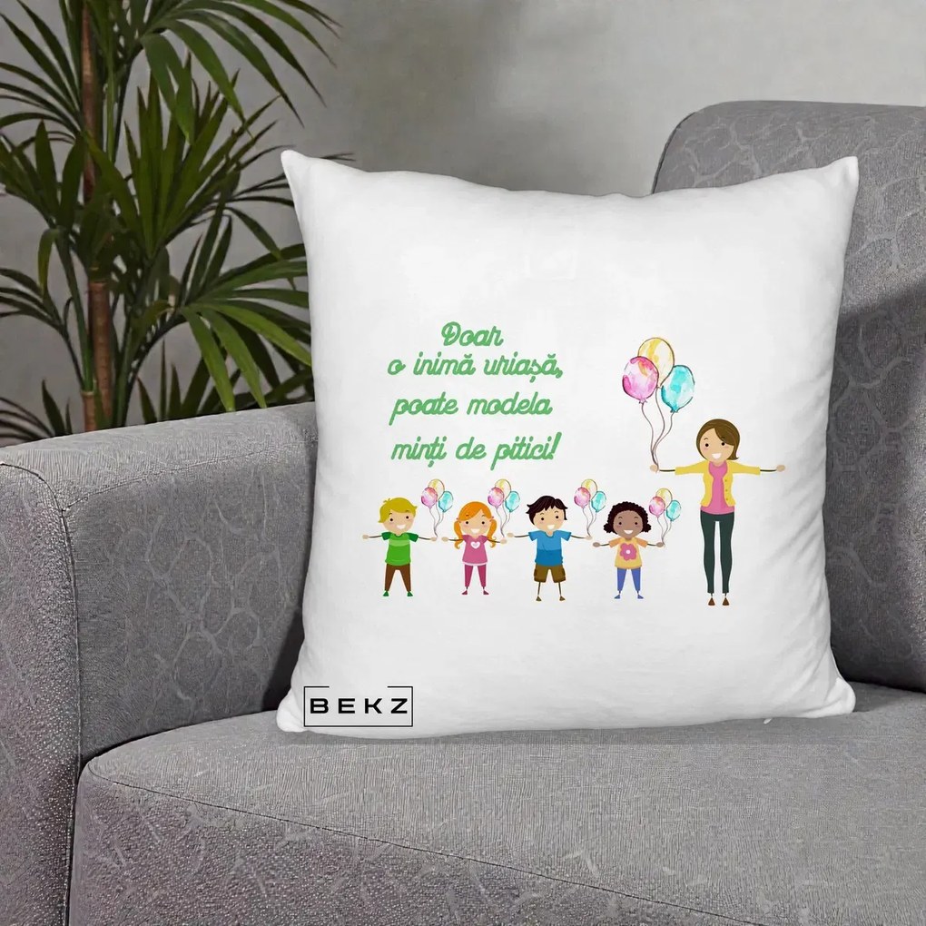 Cadou pentru Educatoare - Perna Personalizata Doar o Inima Uriasa poate Modela Minti de Pitici cu Educatoare si Baloane, 40x40 cm, Alb Pufos, Husa Detasabila, Perna Inclusa, BEKZ®