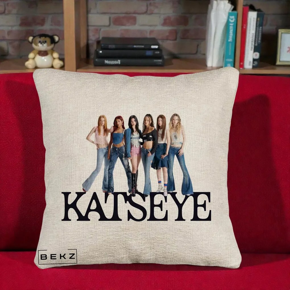 Perna Personalizata K-pop KATSEYE Foto Grup Blugi, 40x40 cm, Bej Canapea, Husa Detasabila, Perna Inclusa, BEKZ®