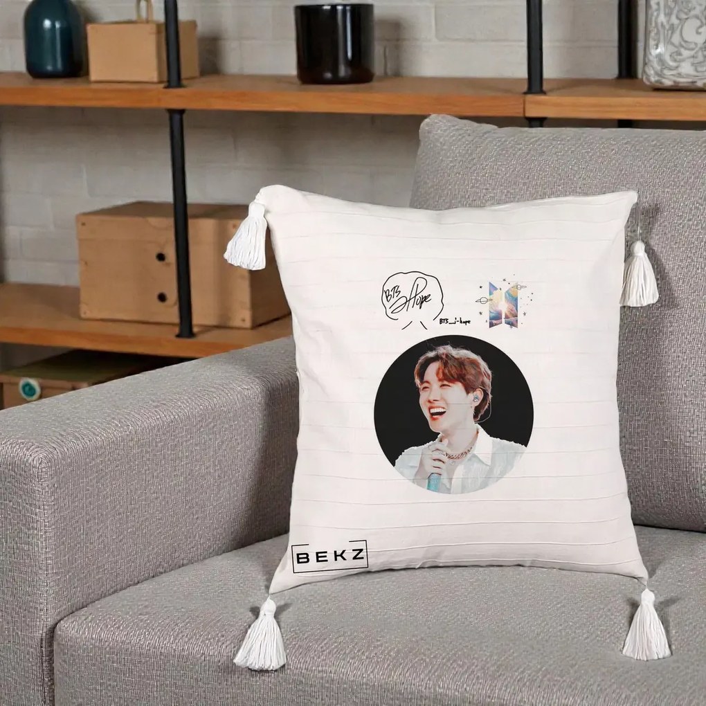 Perna Personalizata K-pop BTS J-Hope Portret cu Autograf, 40x40 cm, Bej cu Franjuri, Husa Detasabila, Perna Inclusa, BEKZ®