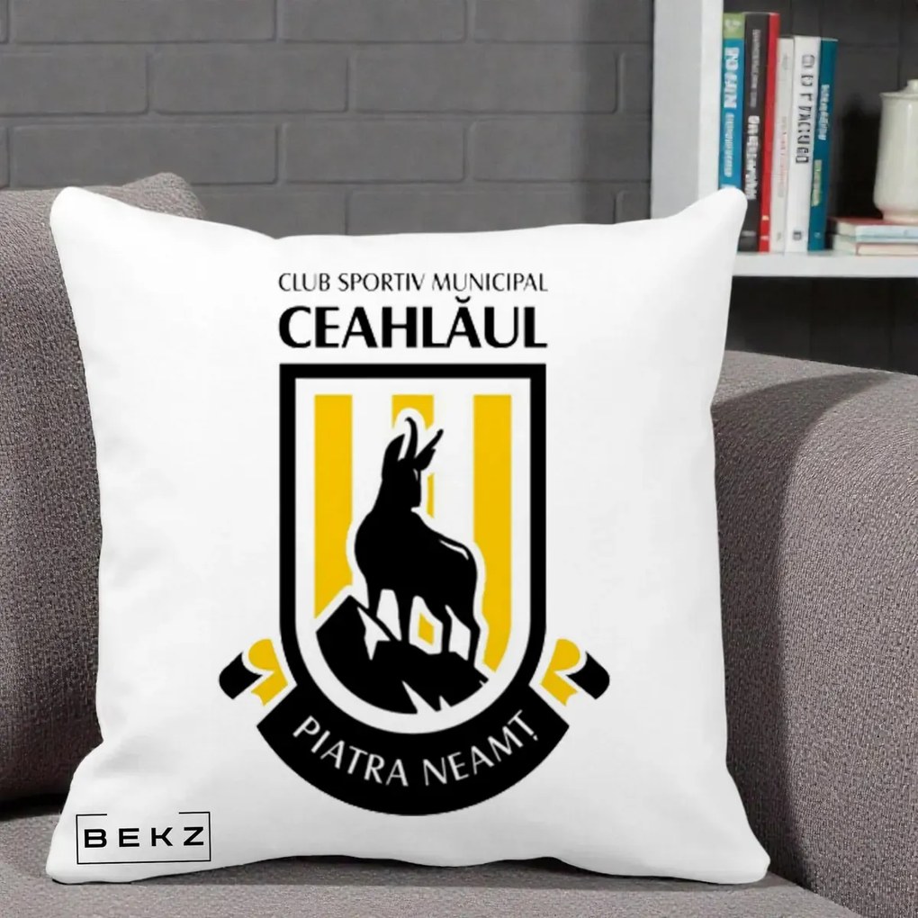 Perna Personalizata CSM Ceahlaul Piatra Neamt Fotbal, 40x40 cm, Alba Mata, Husa Detasabila, Perna Inclusa, BEKZ®