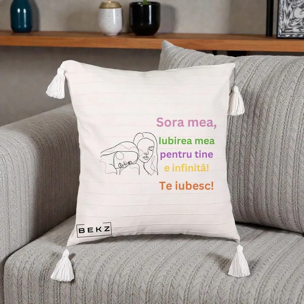 Cadou pentru Sora - Perna Personalizata Sora Mea Te Iubesc Line Art Fete Colorate Brate Ridicate, 40x40 cm, Bej cu Franjuri, Husa Detasabila, Perna Inclusa, BEKZ®