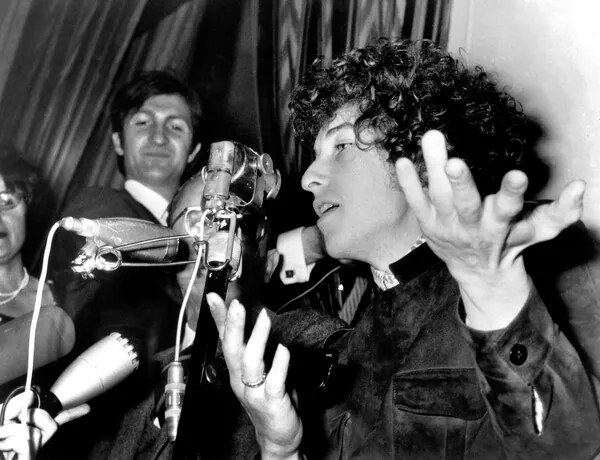 Fotografie Bob Dylan during a Press Conference, Paris, 23 May 1966.