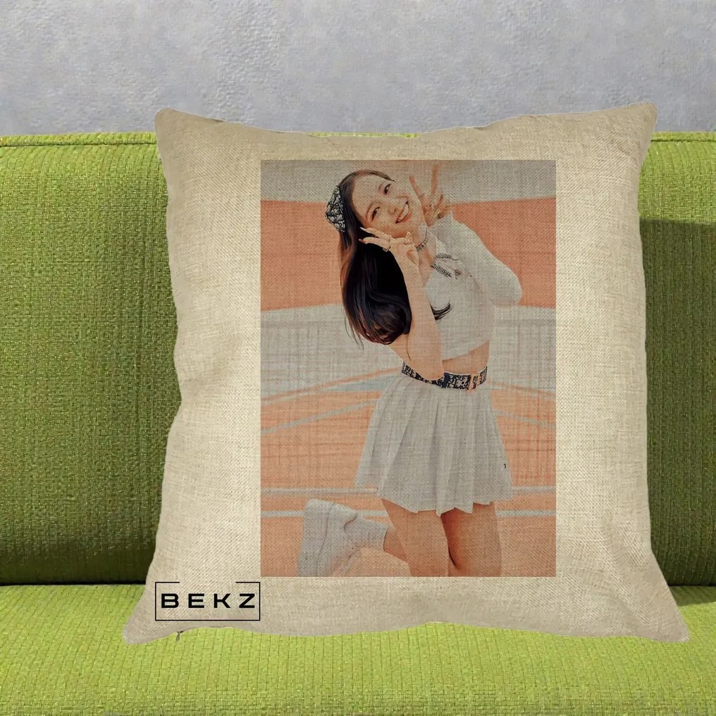 Perna Personalizata K-pop BLACKPINK Nayeon/Jisoo Tenis Alb, 40x40 cm, Crem, Husa Detasabila, Perna Inclusa, BEKZ®