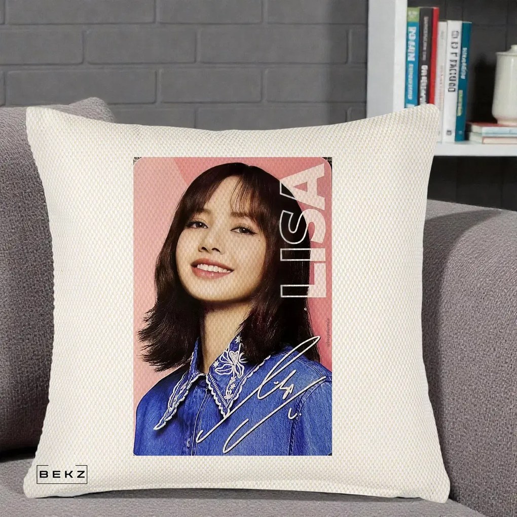 Perna Personalizata K-pop BLACKPINK Lisa cu Semnatura, 40x40 cm, Crem Reliefat, Husa Detasabila, Perna Inclusa, BEKZ®