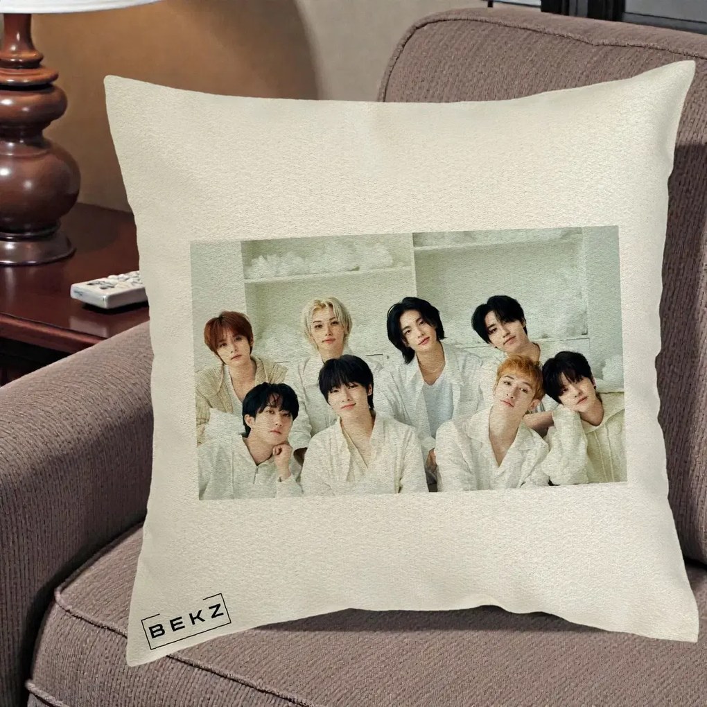 Perna Personalizata K-pop Stray Kids Foto Grup All-White Landscape, 40x40 cm, Ecru, Husa Detasabila, Perna Inclusa, BEKZ®