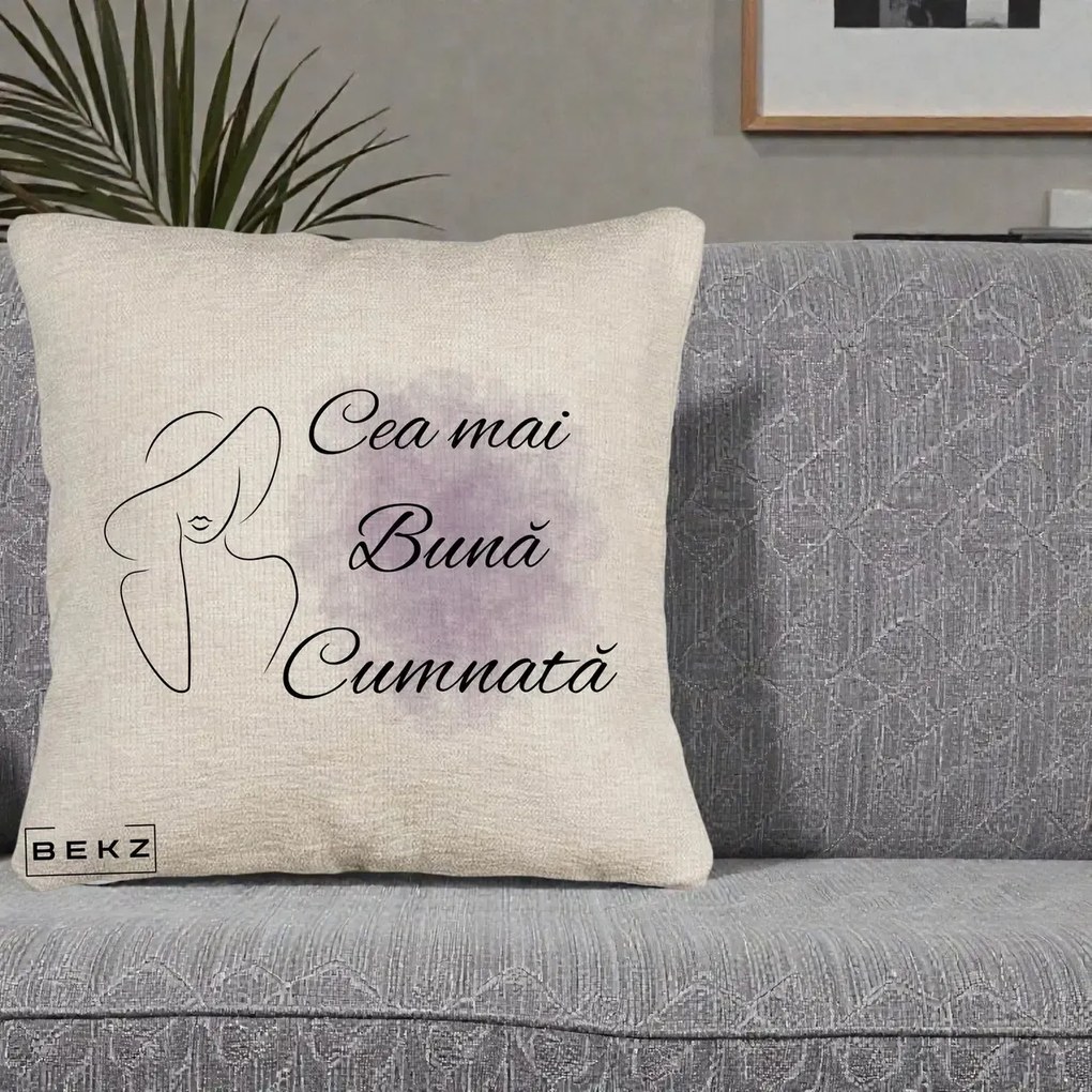 Cadou pentru Cumnata - Perna Personalizata Cea mai Buna Cumnata cu Silueta Dama si Pete Violet, 40x40 cm, Bej Canapea, Husa Detasabila, Perna Inclusa, BEKZ®