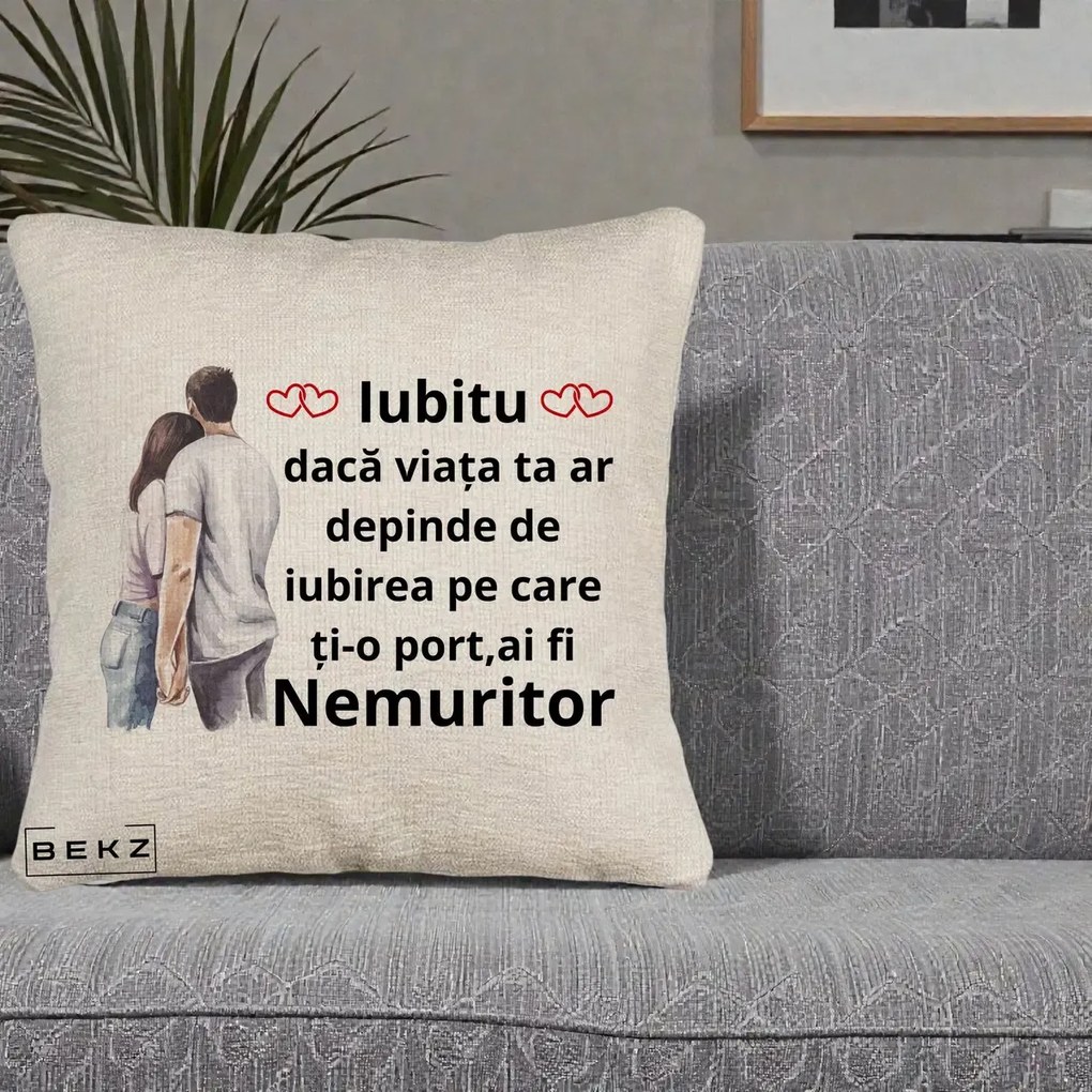 Cadou pentru Iubita - Perna Personalizata Iubitu Nemuritor cu Cuplu Acuarela si Inimi Rosii, 40x40 cm, Bej Canapea, Husa Detasabila, Perna Inclusa, BEKZ®