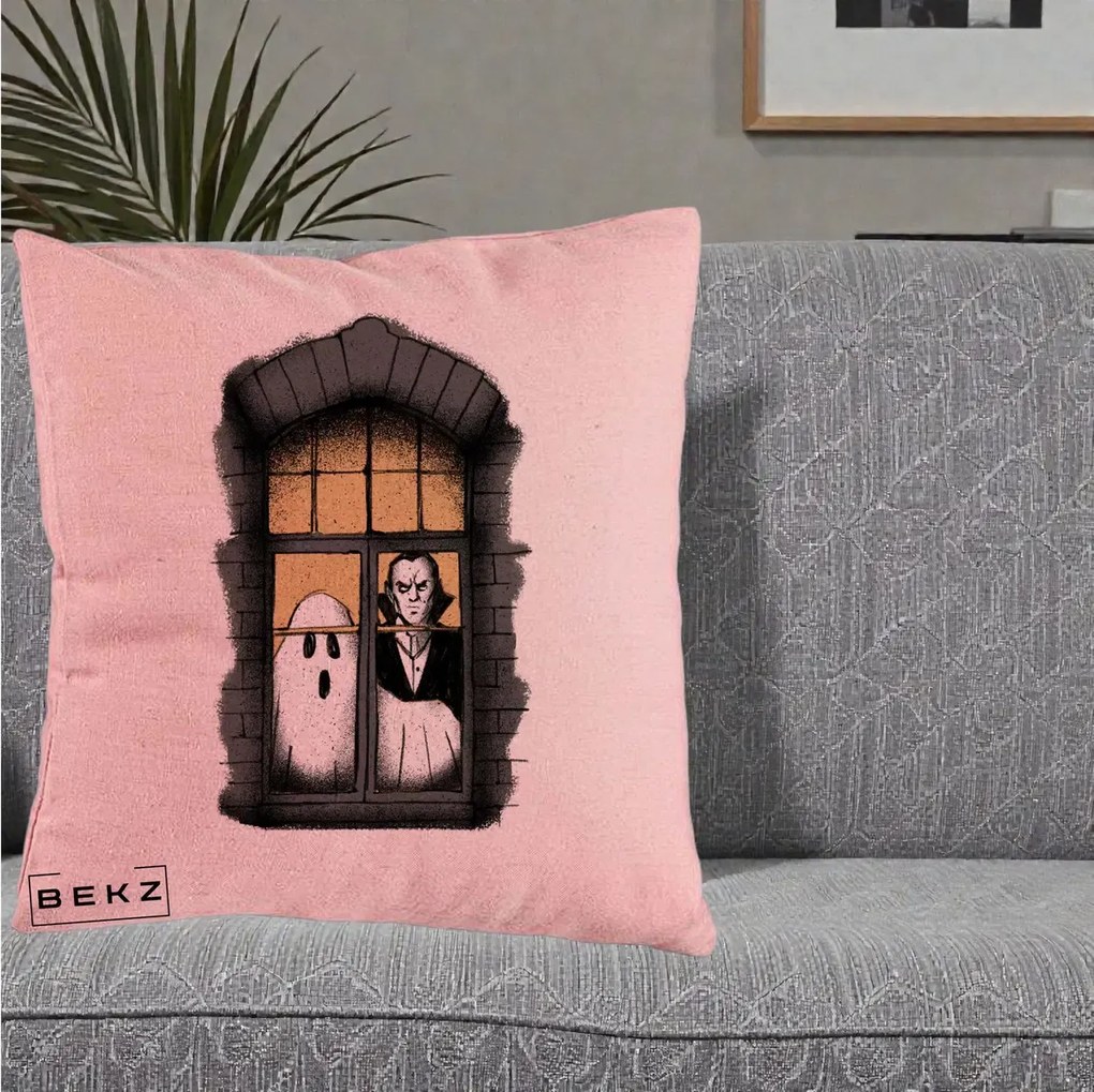Perna Decorativa Halloween Fantoma si Dracula la Fereastra, 40x40 cm, Roz, Husa Detasabila, Perna Inclusa, BEKZ®