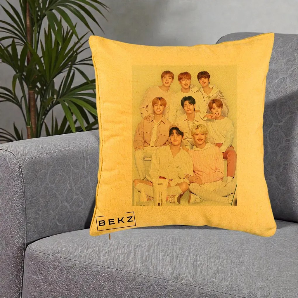 Perna Personalizata K-pop Stray Kids Foto Grup Pastel Roz-Alb cu 8 Membrii, 40x40 cm, Galben, Husa Detasabila, Perna Inclusa, BEKZ®