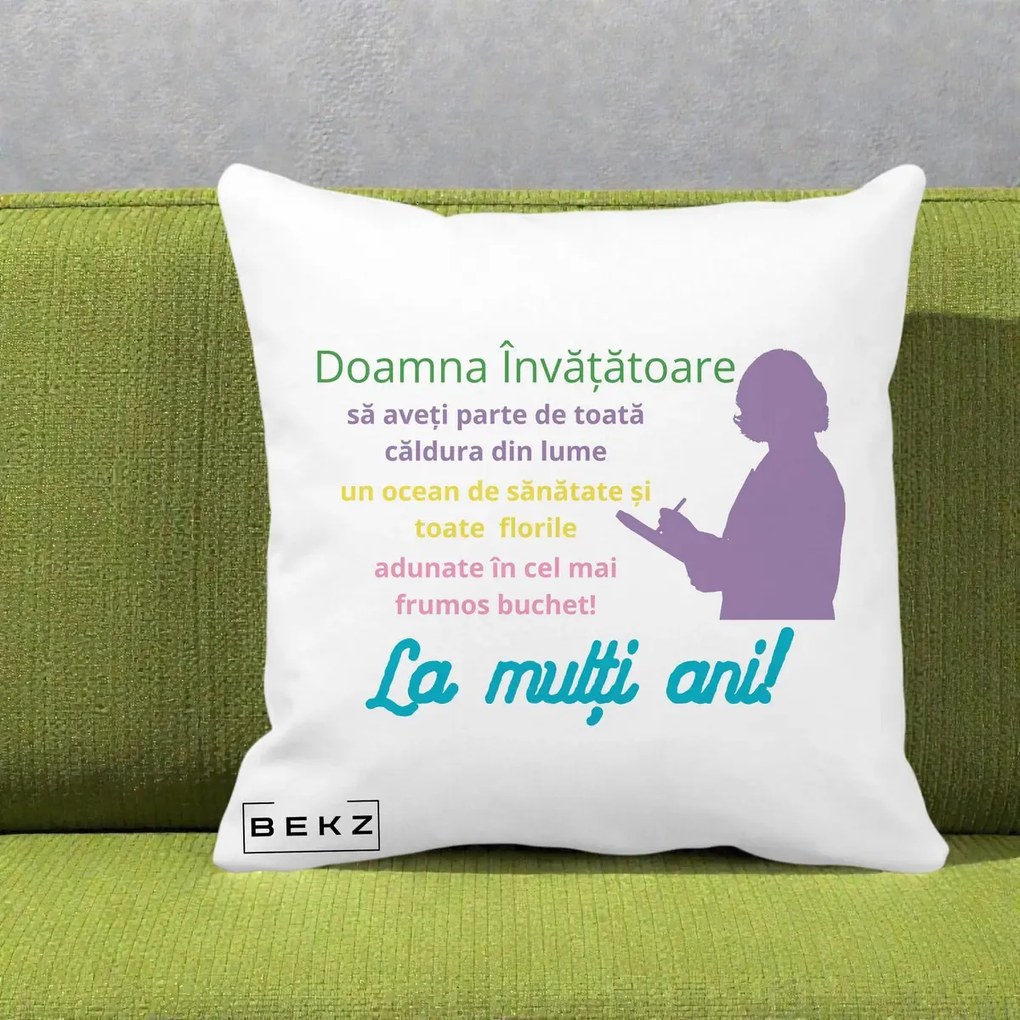 Perna personalizata invatatoare: Doamna invatatoare, La multi ani, 40x40 cm cu Umplutura, Alb Mat, BEKZ