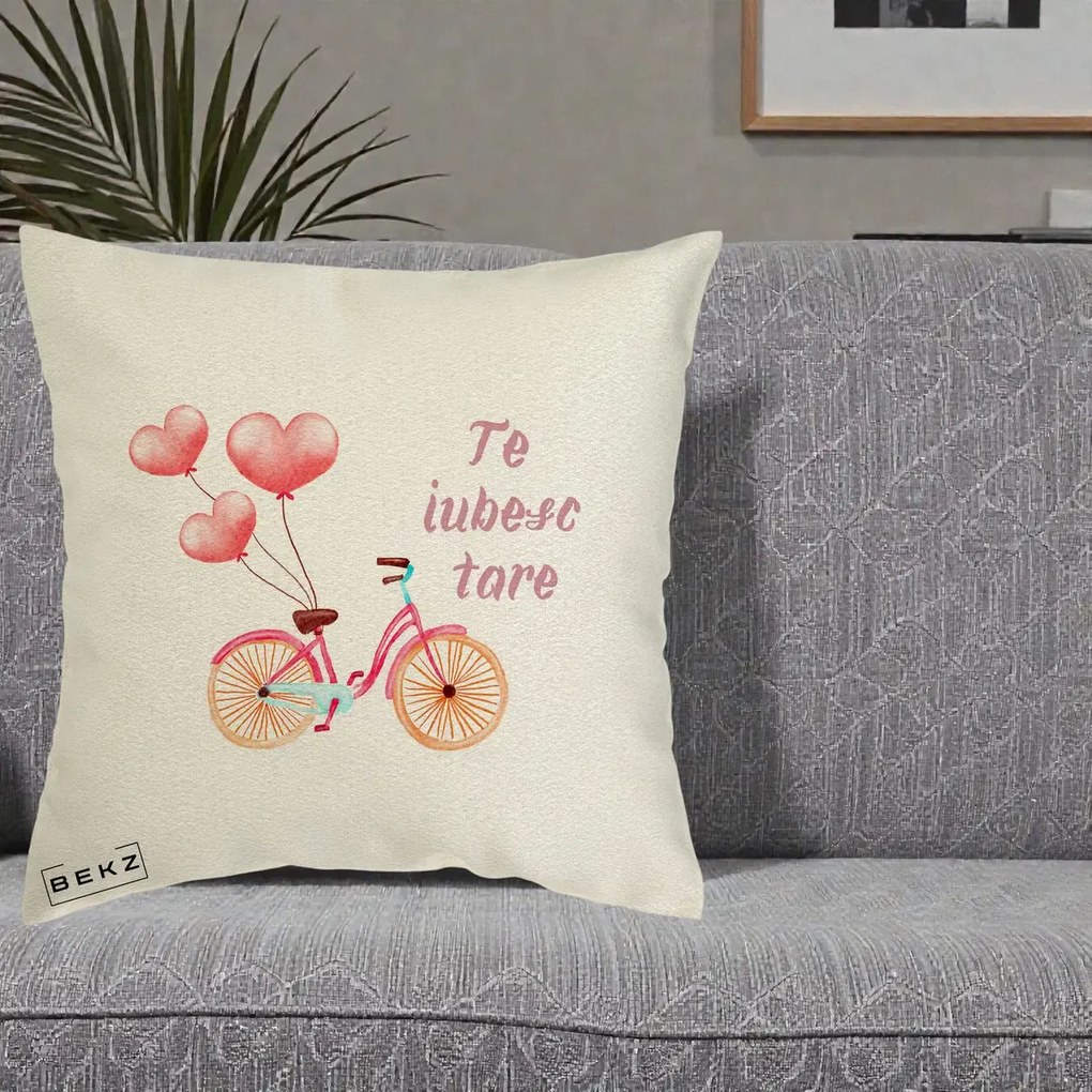 Perna Decorativa Te Iubesc Tare cu Bicicleta Roz si Baloane Inima, 40x40 cm, Ecru, Husa Detasabila, Perna Inclusa, BEKZ®