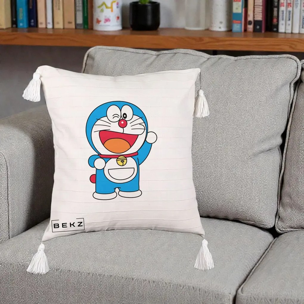 Perna Personalizata Doraemon Salutand, 40x40 cm, Bej cu Franjuri, Husa Detasabila, Perna Inclusa, BEKZ®