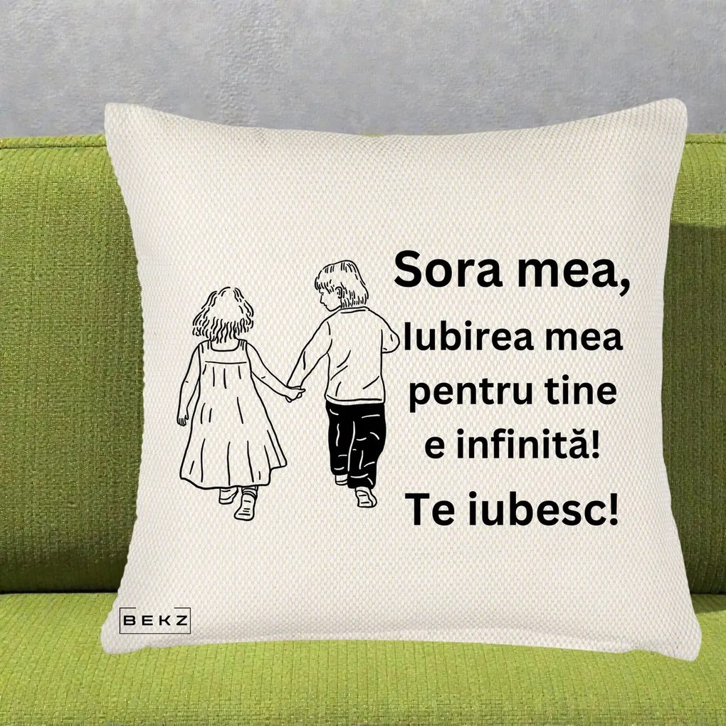 Cadou pentru Sora - Perna Personalizata Sora Mea Te Iubesc Copii Tinand Maini din Spate, 40x40 cm, Crem Reliefat, Husa Detasabila, Perna Inclusa, BEKZ®