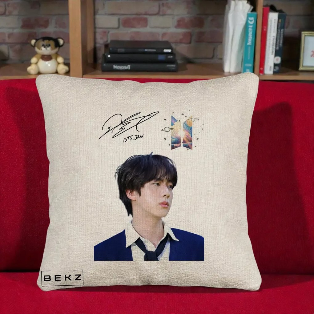 Perna Personalizata K-pop BTS Jin Portret Tinuta Albastra Autograf, 40x40 cm, Bej Canapea, Husa Detasabila, Perna Inclusa, BEKZ®