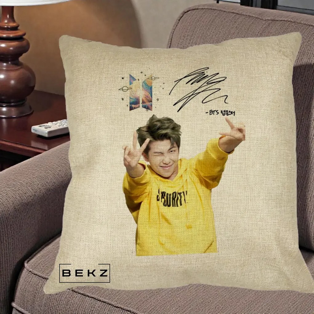 Perna Personalizata K-pop BTS RM Namjoon Hanorac Galben Autograf, 40x40 cm, Crem, Husa Detasabila, Perna Inclusa, BEKZ®