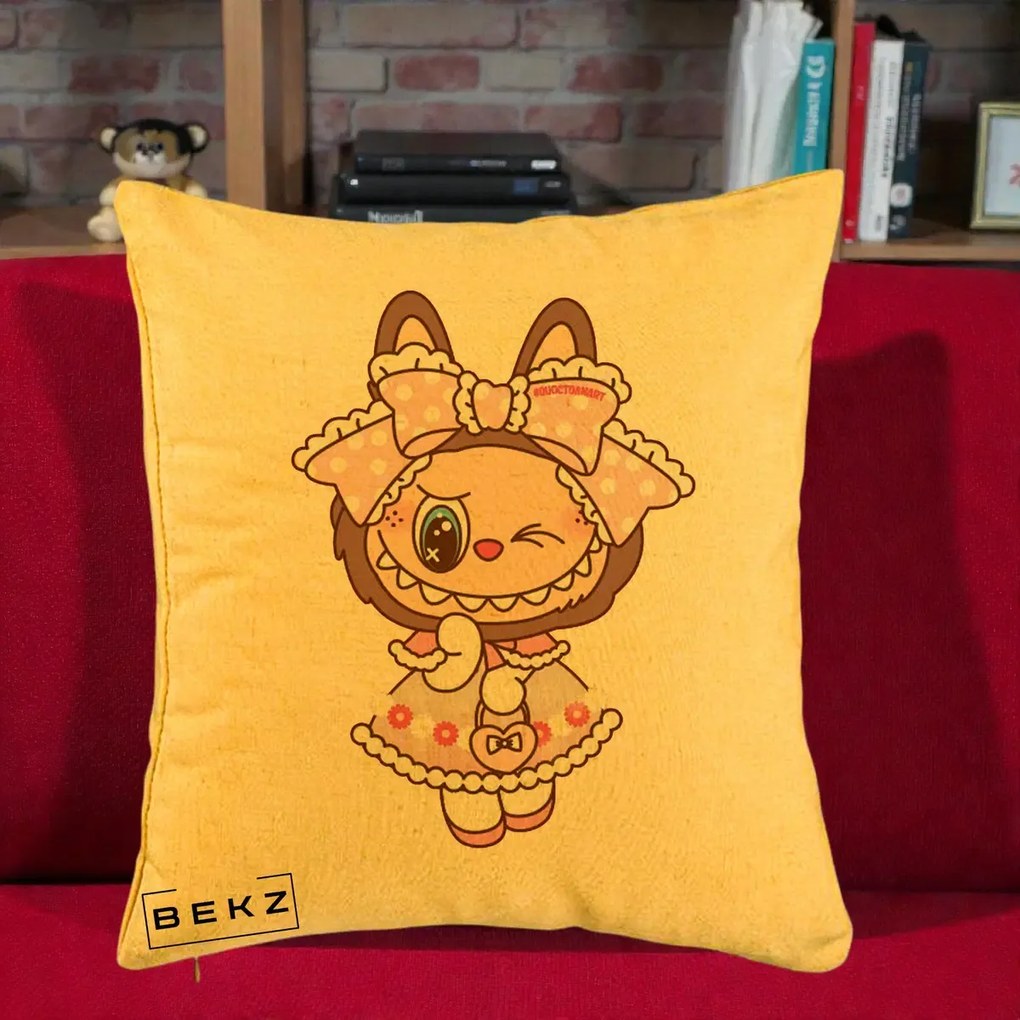 Perna Personalizata Labubu Lolita Roz cu Dantela, 40x40 cm, Galben, Husa Detasabila, Perna Inclusa, BEKZ®