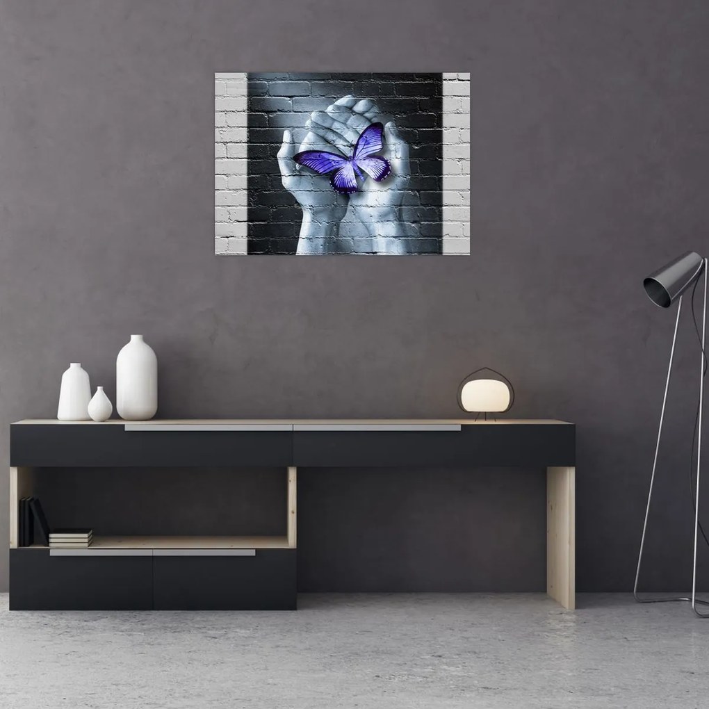 Tablou pe sticlă - Fluture violet pe perete (70x50 cm)