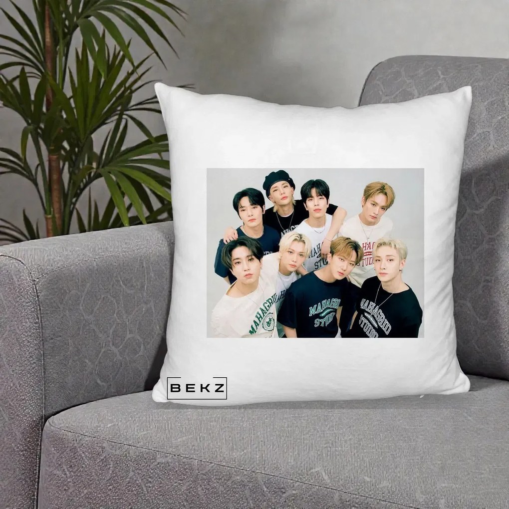 Perna Personalizata K-pop Stray Kids Foto Grup Fara Text, 40x40 cm, Alb Pufos, Husa Detasabila, Perna Inclusa, BEKZ®