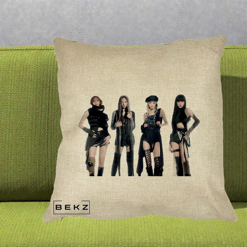 Perna Personalizata K-pop BLACKPINK Tinute Negre Elegante Grup, 40x40 cm, Crem, Husa Detasabila, Perna Inclusa, BEKZ®