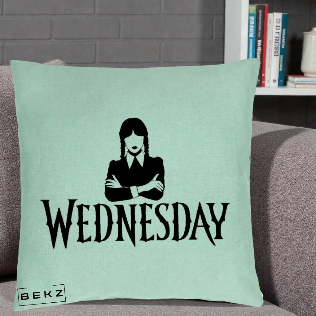 Perna Personalizata Wednesday Addams cu Brate Incrucisate, 40x40 cm, Verde Menta, Husa Detasabila, Perna Inclusa, BEKZ®