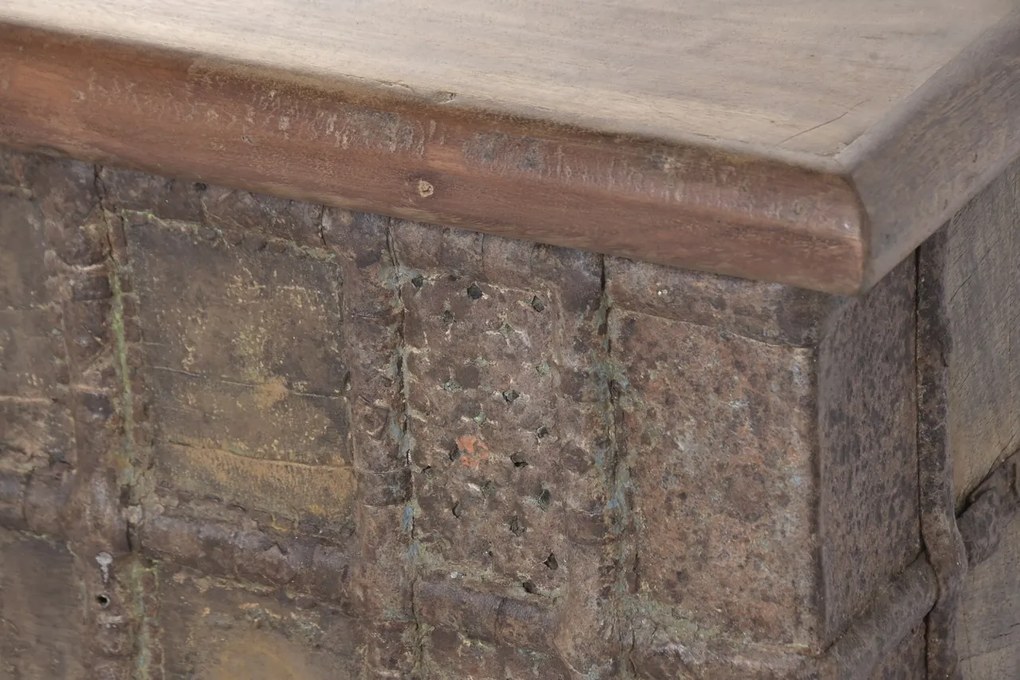 Cufăr vintage din lemn reciclat și metal, natur, cu feronerie în relief și picioare rotunde, finisaj patinat, 52 x 127 x 66 cm, „Lamanon”