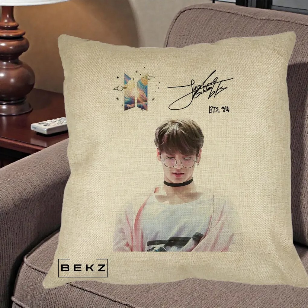 Perna Personalizata K-pop BTS Jungkook Portret cu Ochelari Autograf, 40x40 cm, Crem, Husa Detasabila, Perna Inclusa, BEKZ®