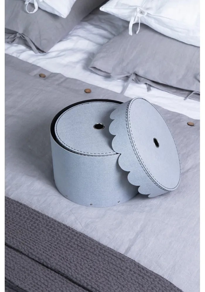 Cutii de depozitare gri-deschis 2 buc. din carton cu capac ø 26x17,5 cm Wilma – Bigso Box of Sweden