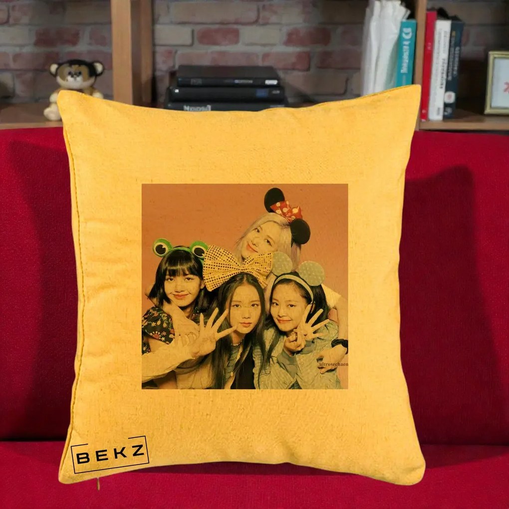 Perna Personalizata K-pop BLACKPINK Accesorii Haioase, 40x40 cm, Galben, Husa Detasabila, Perna Inclusa, BEKZ®
