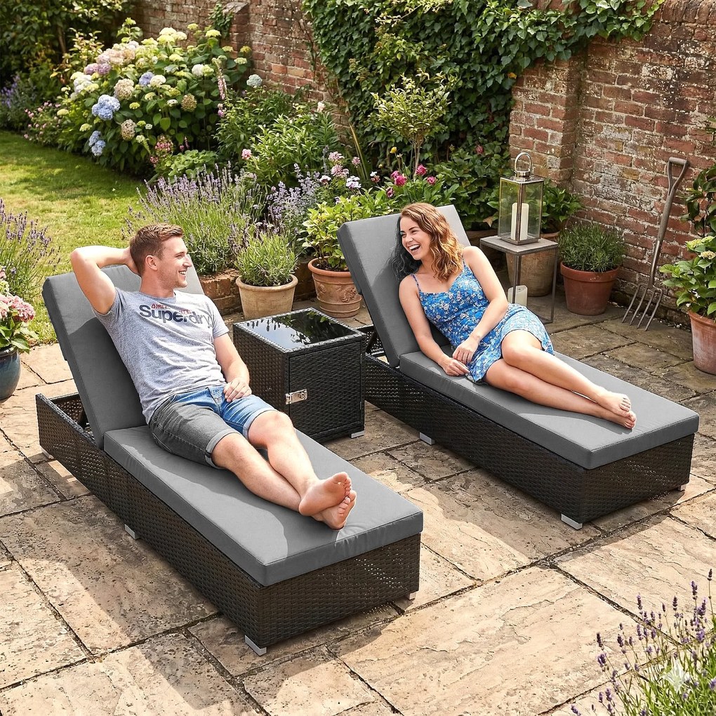 Outsunny Set 2 Șezlonguri de Grădină din Ratan cu Măsuță Laterală și Spătar Reglabil, 184x60x22 cm, Gri Închis | Aosom Romania