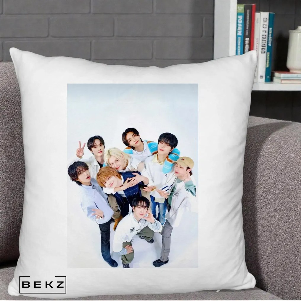 Perna Personalizata K-pop Stray Kids Foto Grup Bleu, 40x40 cm, Alb Pufos, Husa Detasabila, Perna Inclusa, BEKZ®