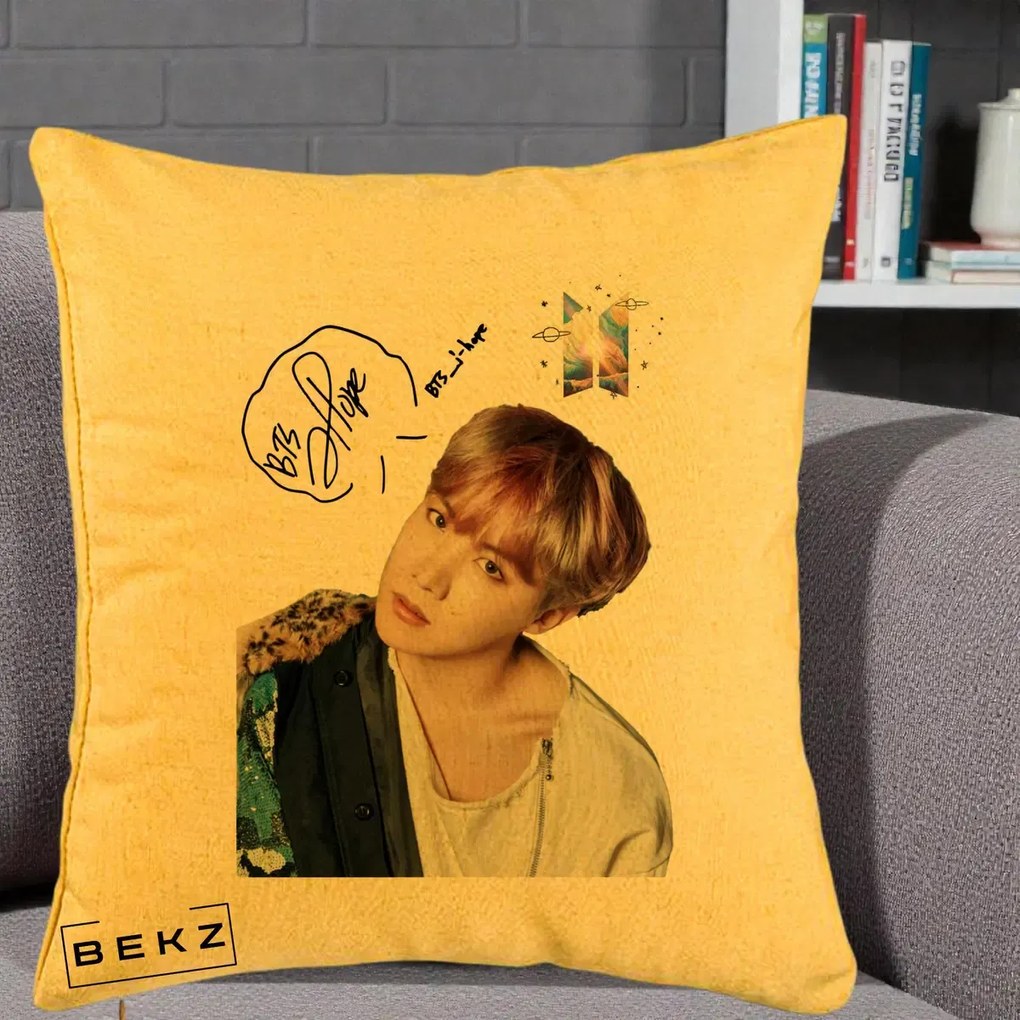 Perna Personalizata K-pop BTS J-Hope Par Roz Autograf, 40x40 cm, Galben, Husa Detasabila, Perna Inclusa, BEKZ®