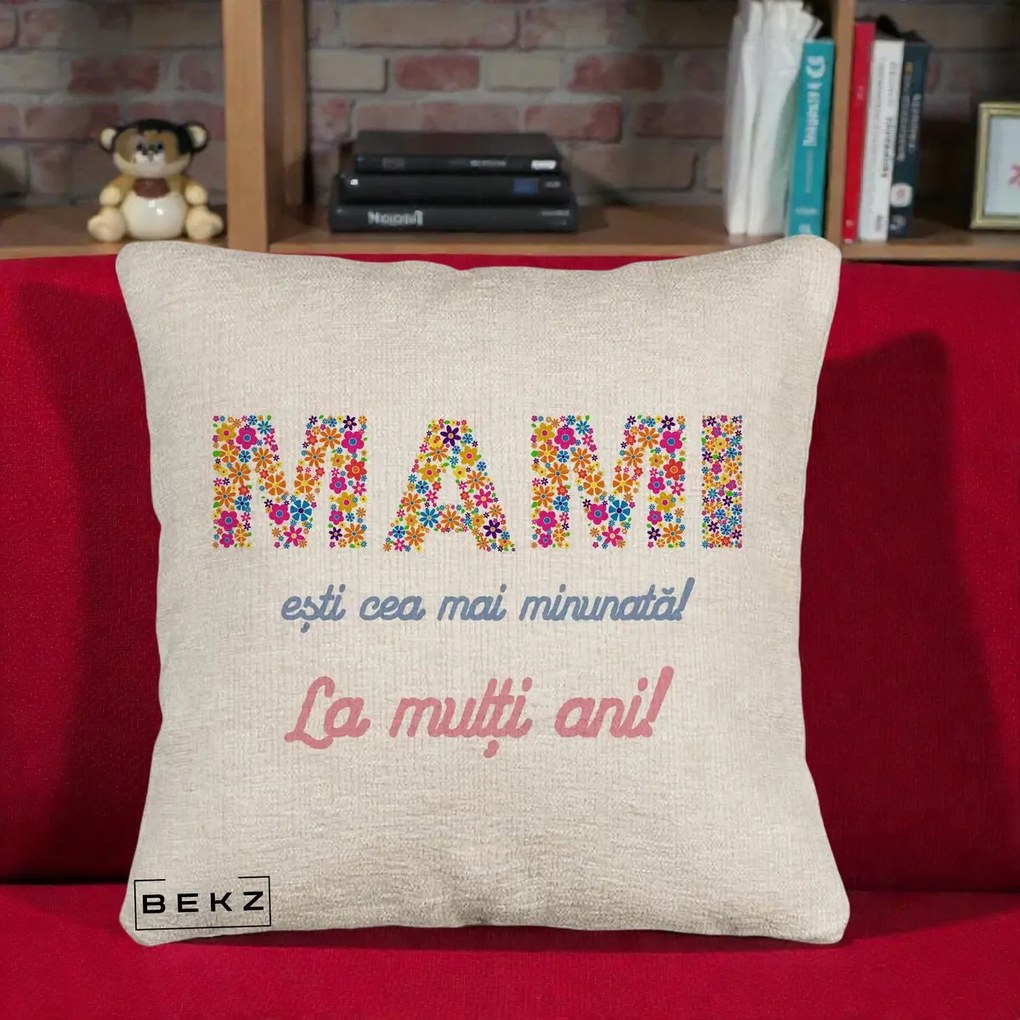 Cadou pentru Mama - Perna Personalizata Mami Esti Cea mai Minunata La Multi Ani cu Litere Florale, 40x40 cm, Bej Canapea, Husa Detasabila, Perna Inclusa, BEKZ®