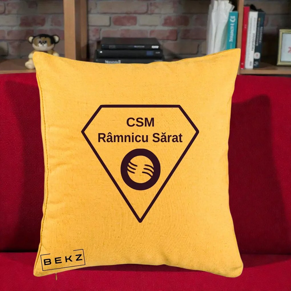 Perna Personalizata CSM Ramnicu Sarat Fotbal, 40x40 cm, Galben, Husa Detasabila, Perna Inclusa, BEKZ®