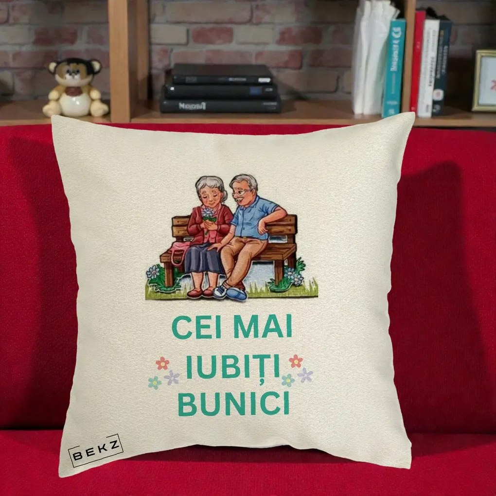 Cadou pentru Bunici - Perna Personalizata Cei Mai Iubiti Bunici Cuplu pe Banca Ilustratie, 40x40 cm, Ecru, Husa Detasabila, Perna Inclusa, BEKZ®