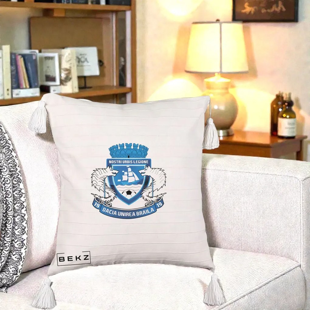 Perna Personalizata Dacia Unirea Braila 1919 Fotbal, 40x40 cm, Bej cu Franjuri, Husa Detasabila, Perna Inclusa, BEKZ®
