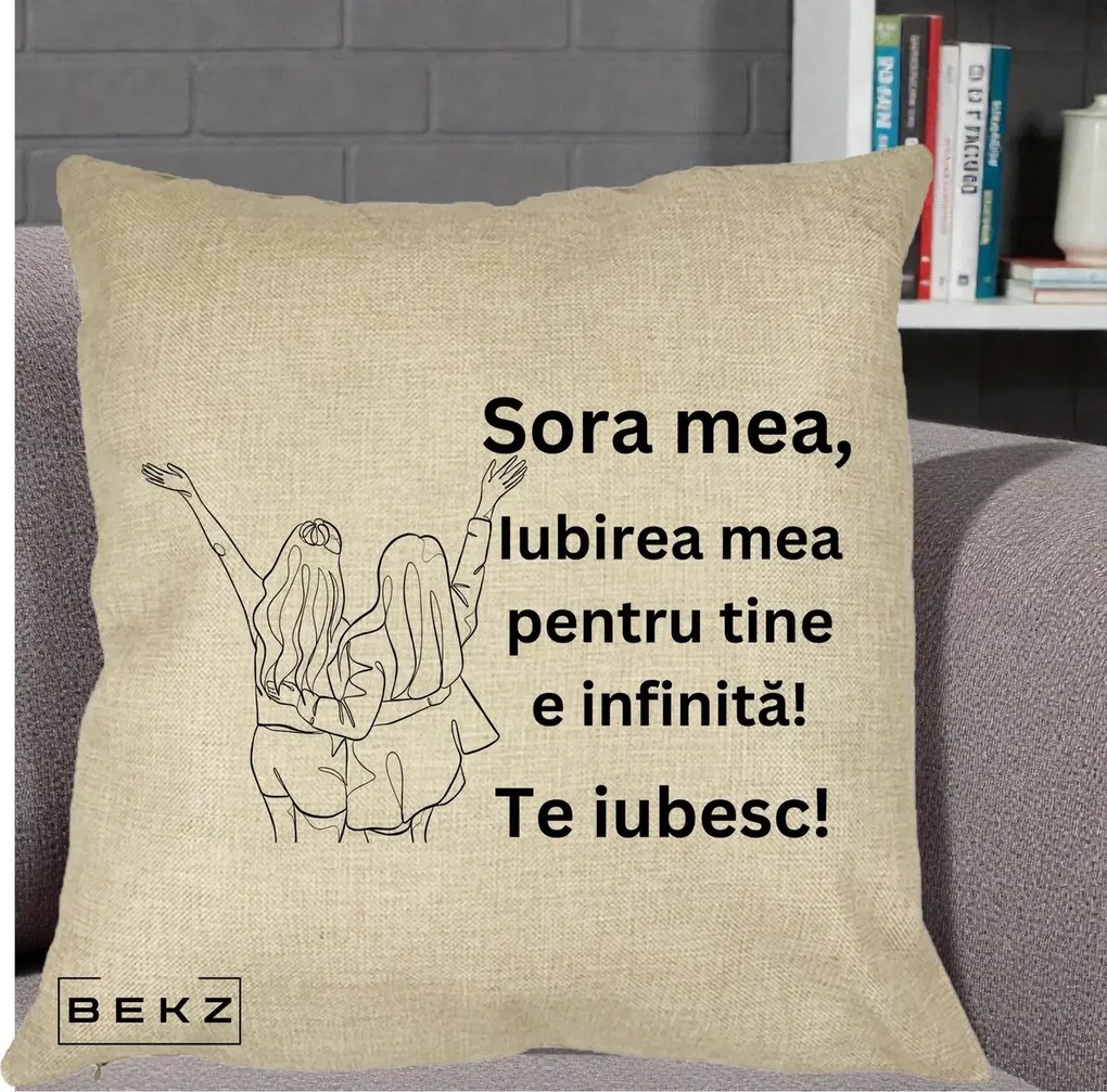 Cadou pentru Sora - Perna Personalizata Sora Mea Te Iubesc Line Art Doua Fete cu Brate Ridicate, 40x40 cm, Crem, Husa Detasabila, Perna Inclusa, BEKZ®