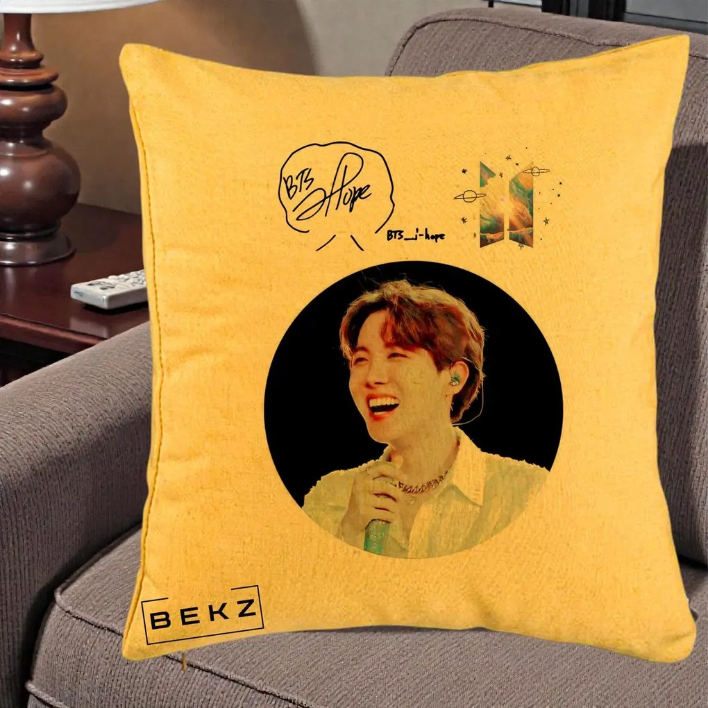 Perna Personalizata K-pop BTS J-Hope Portret cu Autograf, 40x40 cm, Galben, Husa Detasabila, Perna Inclusa, BEKZ®