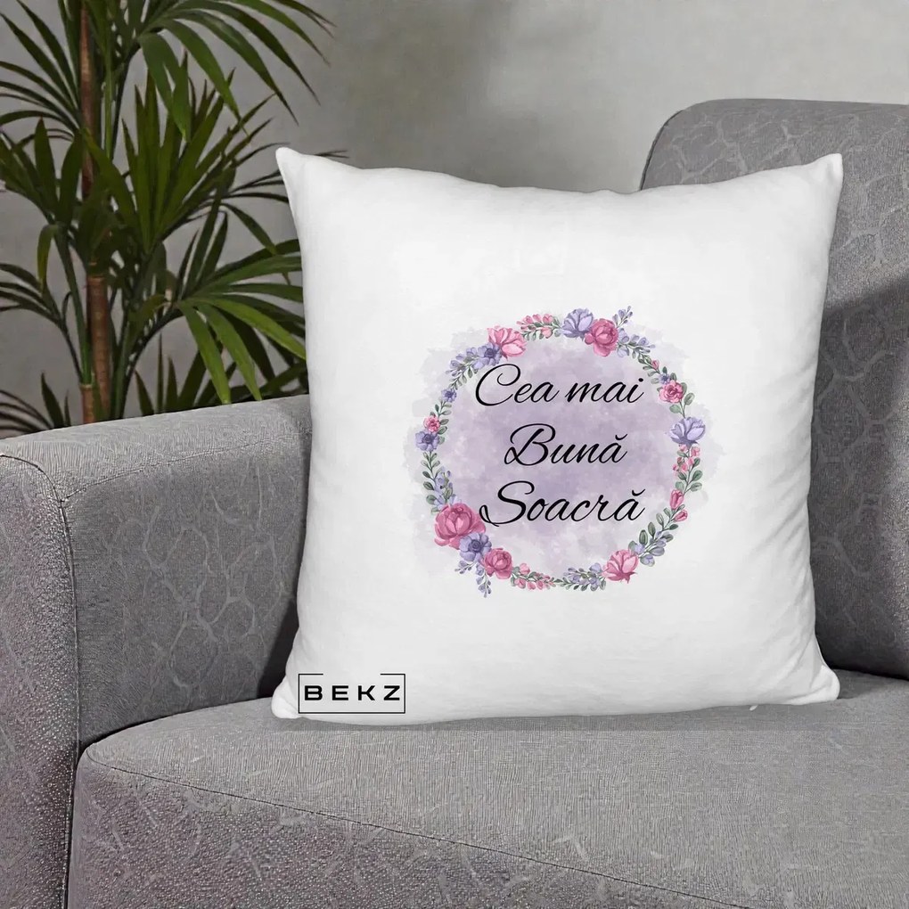 Cadou pentru Soacra - Perna Personalizata Cea mai Buna Soacra cu Coronita Flori Roz si Mov, 40x40 cm, Alb Pufos, Husa Detasabila, Perna Inclusa, BEKZ®