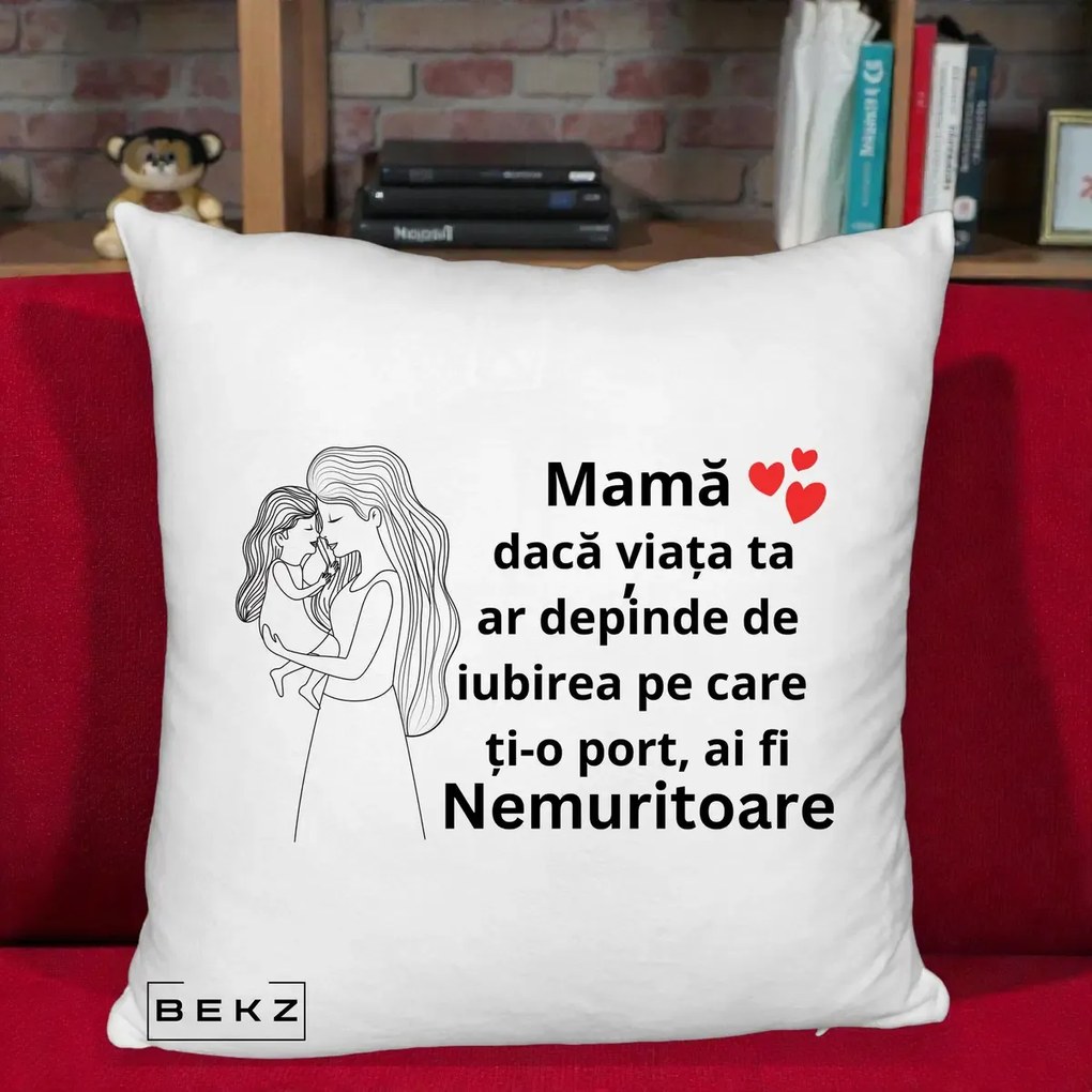 Cadou pentru Mama - Perna Personalizata Mama Nemuritoare cu Copilul in Poala, 40x40 cm, Alb Pufos, Husa Detasabila, Perna Inclusa, BEKZ®