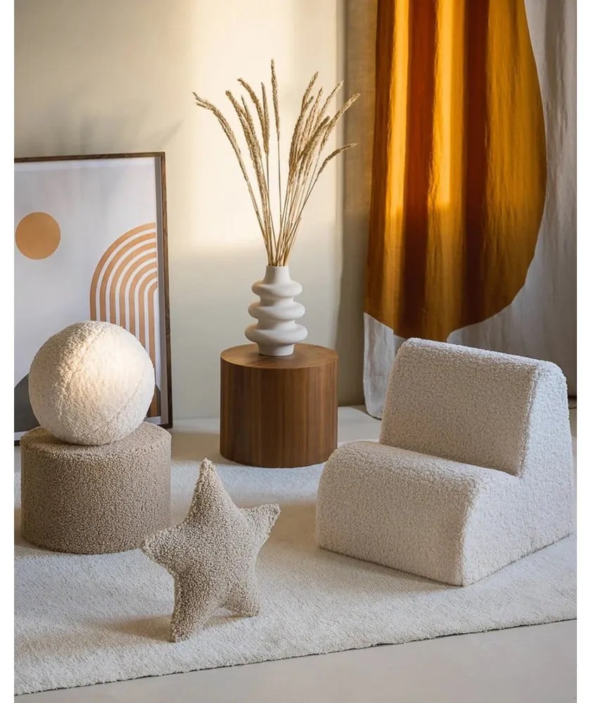 Pernă decorativă pentru copii maro deschis cu tapițerie din țesătură bouclé Star – Wigiwama