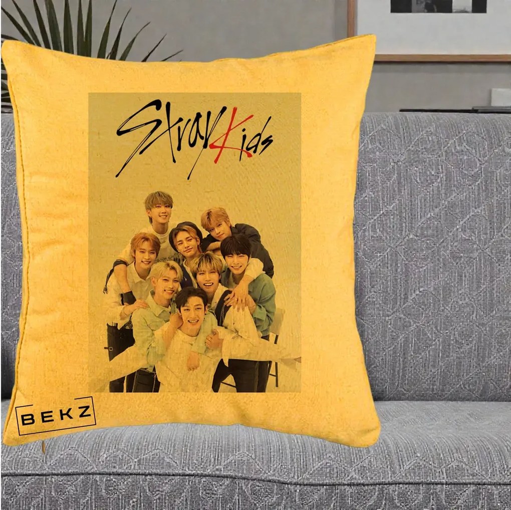 Perna Personalizata K-pop Stray Kids cu Foto Grup Alb-Albastru, 40x40 cm, Galben, Husa Detasabila, Perna Inclusa, BEKZ®