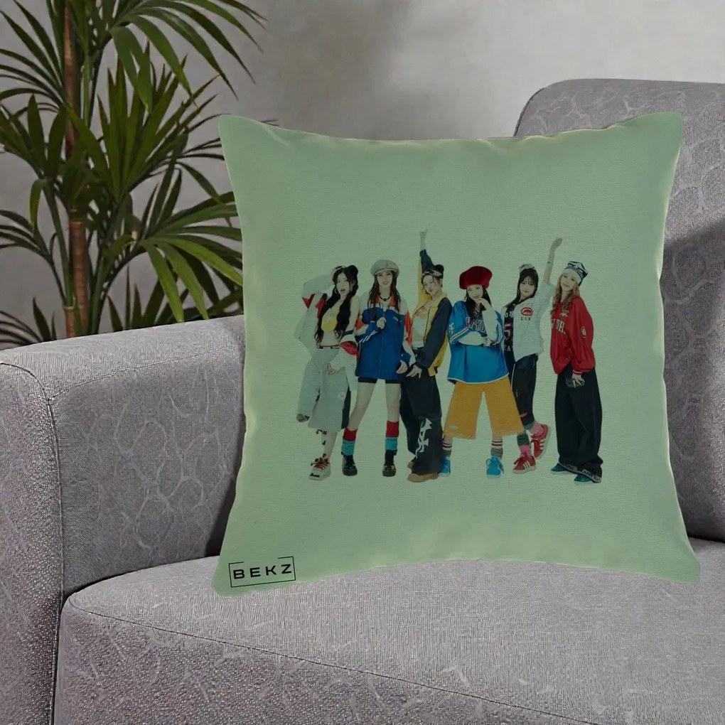 Perna Personalizata Grup K-pop Fete in Picioare Foto, 40x40 cm, Verde, Husa Detasabila, Perna Inclusa, BEKZ®